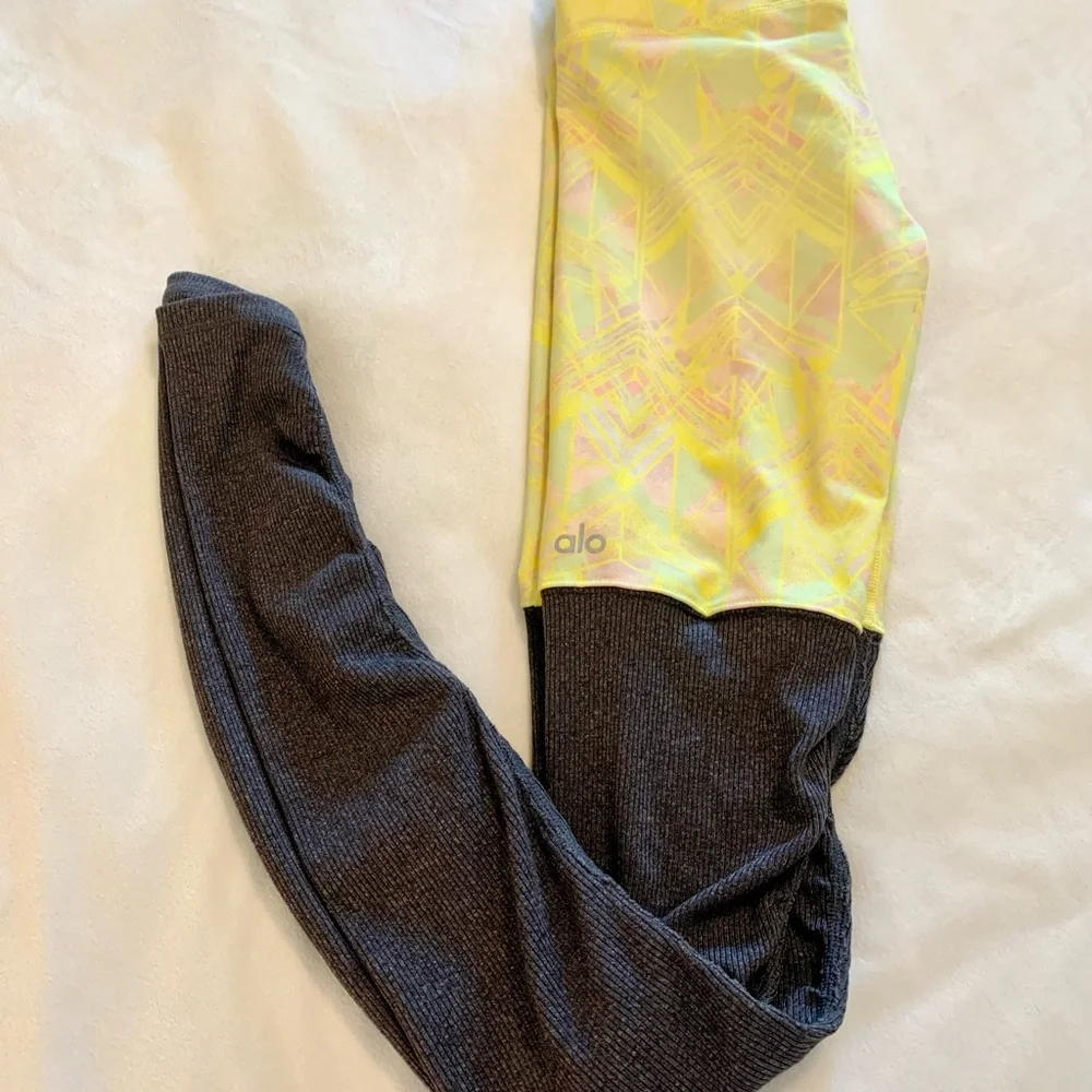 ALO YOGA Goddess Ruched Full Leggings Length Yellow Geometric Print Womens Sz XS